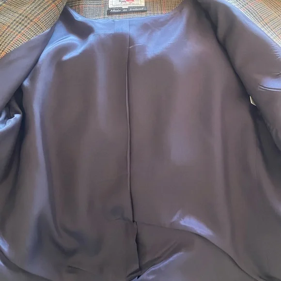 Avoca Collection | 2 piece skirt suit. Classic. Ireland. 100% pure wool. Large - Picture 11 of 15